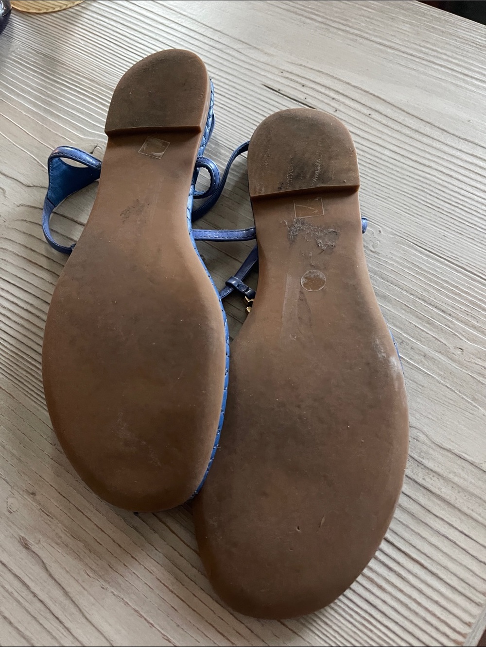 Tory Burch Navy Quilted T-Strap Sandals with Gold Logo - Picture 2 of 4